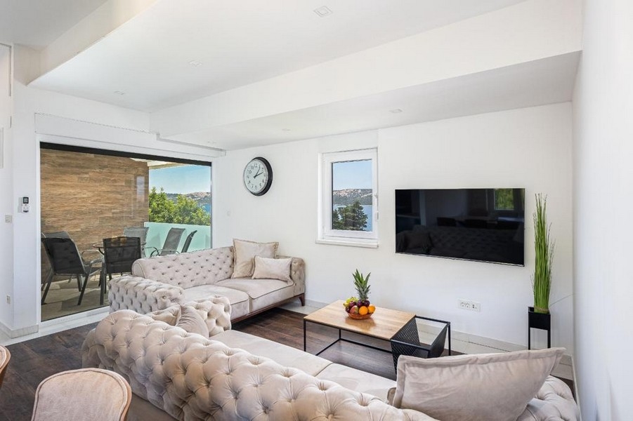 Obývací pokoj a výhled na moře - byt A3546 na prodej v Chorvatsku.