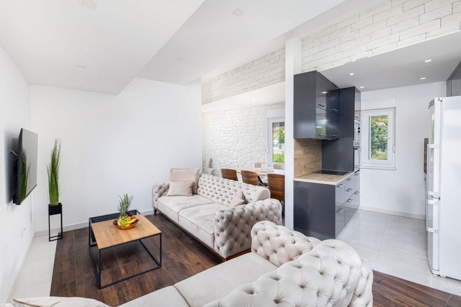 Obývací prostor s otevřenou kuchyní a jídelním koutem