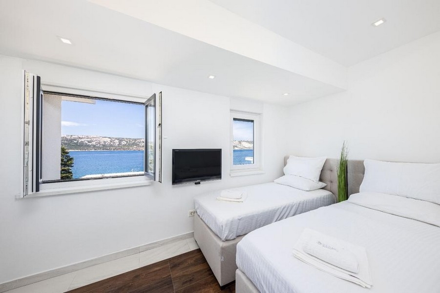 Ložnice se dvěma samostatnými lůžky a krásným výhledem na moře.