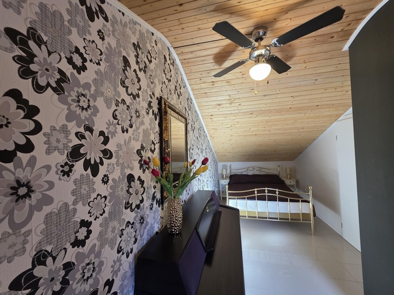 Podkroví s tapetou a klavírem