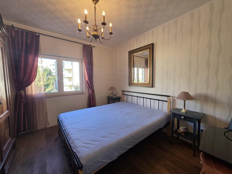 Ložnice s manželskou postelí a klasickým nábytkem