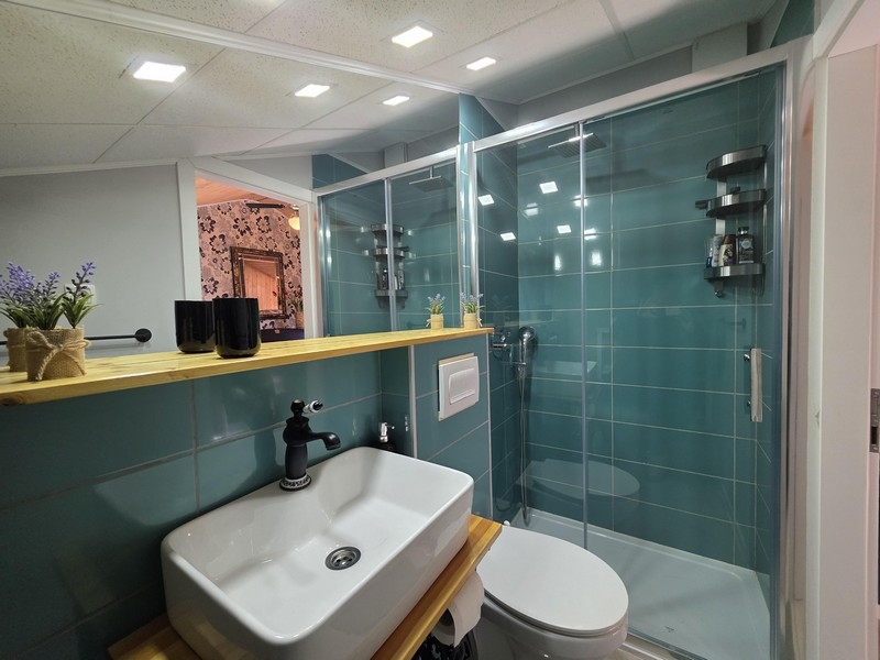 Moderní koupelna se sprchovým koutem a umyvadlem