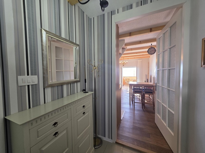 Vstupní prostor s komodou a zrcadlem