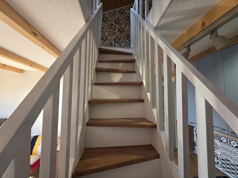 Schody do horního patra mezonetového bytu