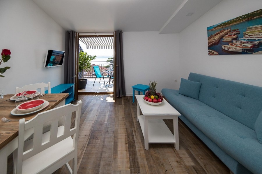 Obývací pokoj se vstupem na balkon a výhledem na moře