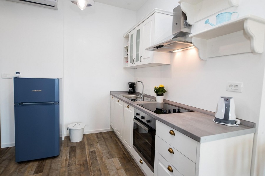 Kuchyně s modrými akcenty a podlahami z tvrdého dřeva