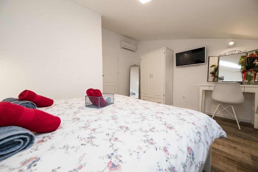 Ložnice s manželskou postelí a televizí