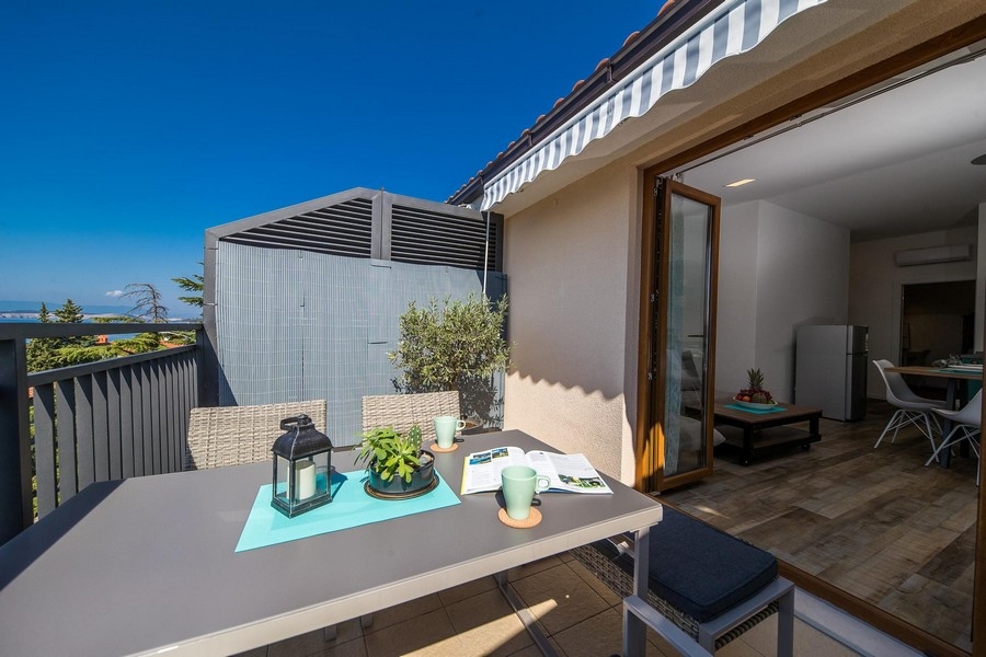 Pohled z terasy na obytnou část uvnitř bytu.