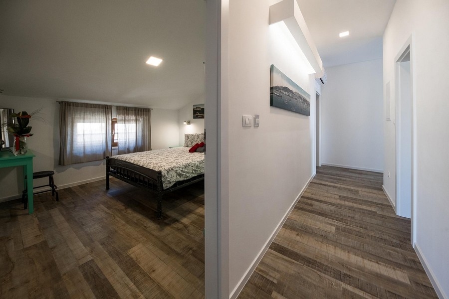 Ložnice s železnou postelí a psacím stolem