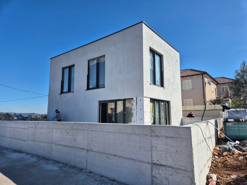 Mezonetový byt se zahradou a výhledem na moře na prodej v Murter.