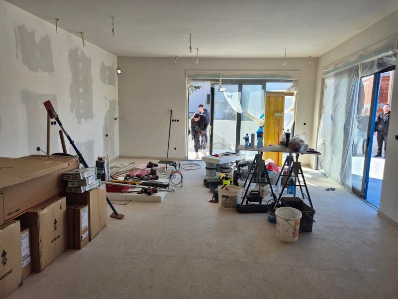 Obytná část se stavebním materiálem a vstupem na terasu