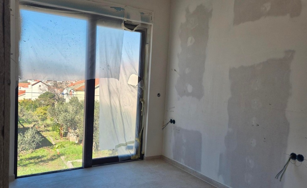 Pokoj s výhledem do zahrady, velké průčelí