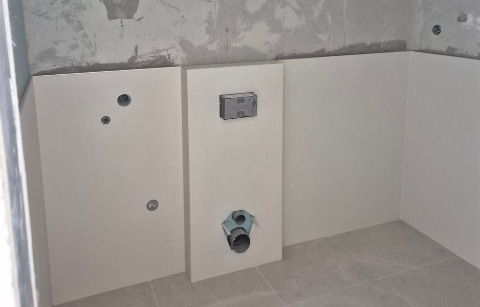 Nedokončená koupelna s předstěnovou montáží