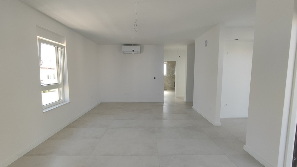 Terasa a prosklená přední část pozemku A3565 ve Vodicích, Chorvatsko.