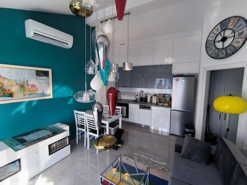 Obývací pokoj s otevřenou kuchyní a výhledem na moře