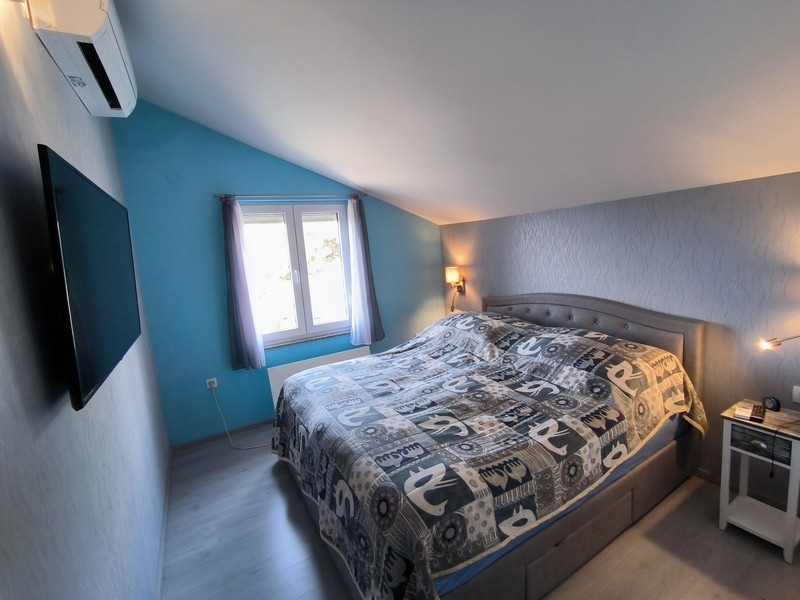 Ložnice s oknem a výhledem