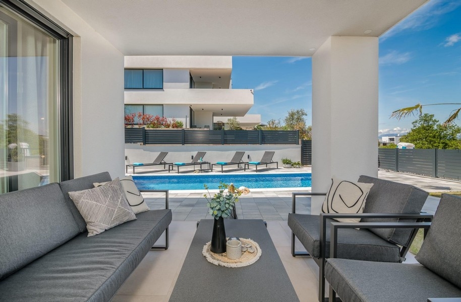 Terasa s výhledem na bazén a lehátky