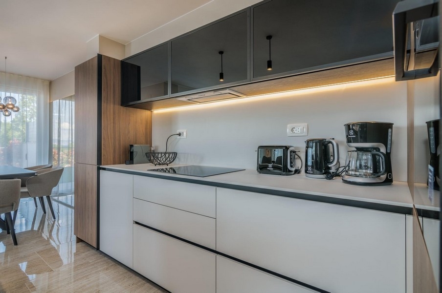 Moderní kuchyňská linka s kvalitními vestavěnými spotřebiči