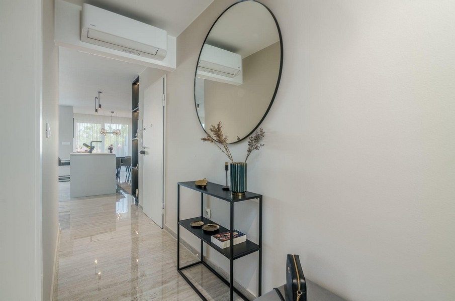 Vstupní prostor se zrcadlem a stylovou výzdobou