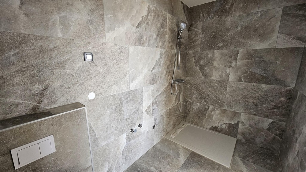 Prostorná koupelna s moderním sprchovým koutem