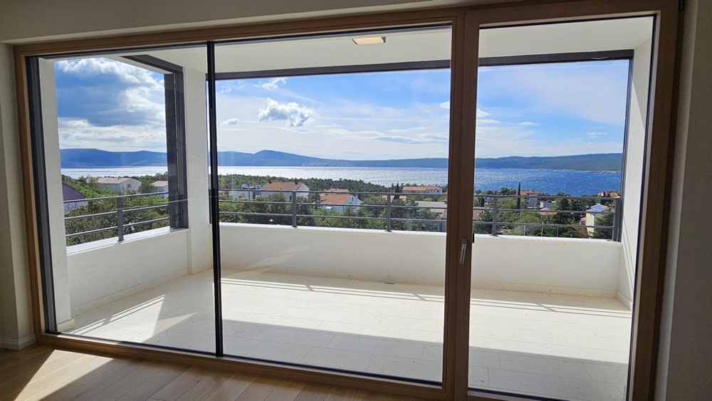 Balkon s prosklenou přední částí a výhledem na moře