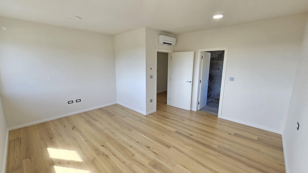 Světlá ložnice s klimatizací