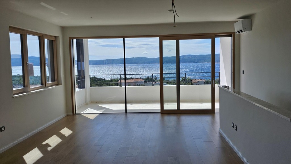 Tento byt s krásným výhledem na moře je na prodej.