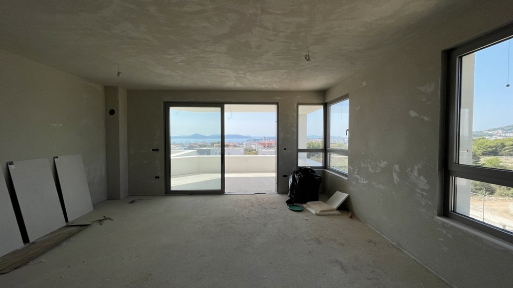 Otevřená obytná a jídelní část s okenní frontou a výhledem na moře, penthouse A3577 ve výstavbě.