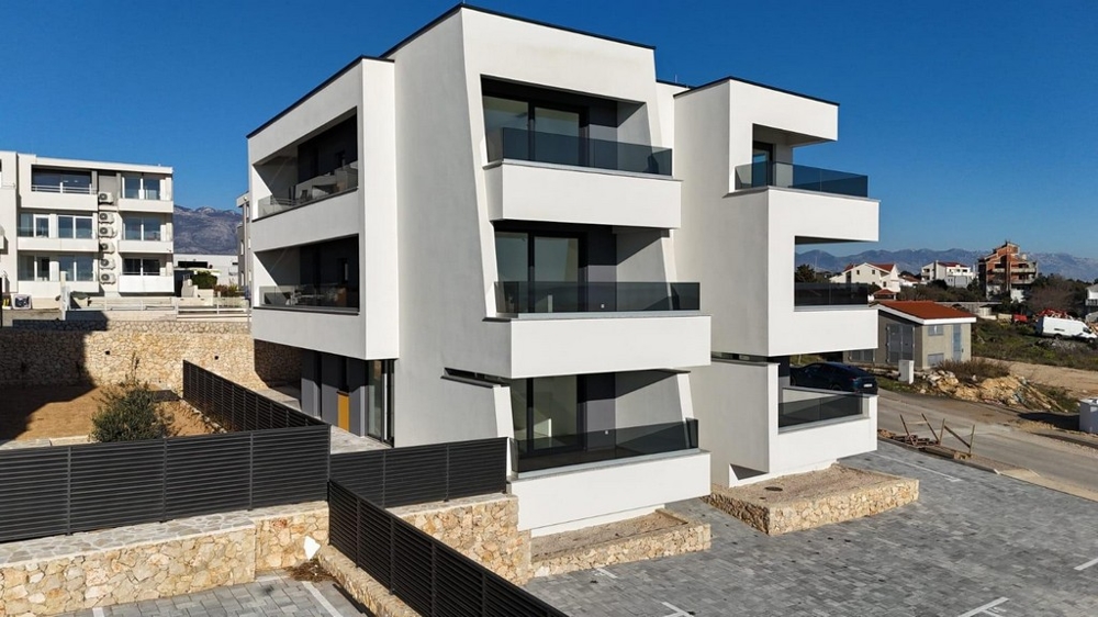 Moderní rezidenční komplex s balkony a parkovacími místy