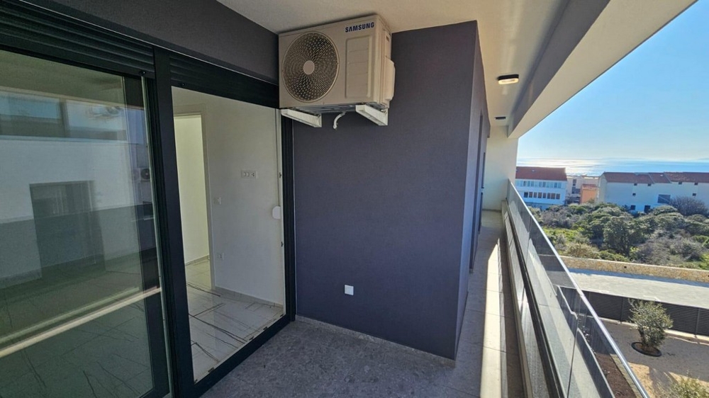 Krytý balkon s výhledem na moře