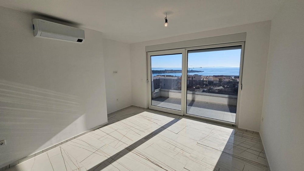 Ložnice s panoramatickým oknem a výhledem na moře