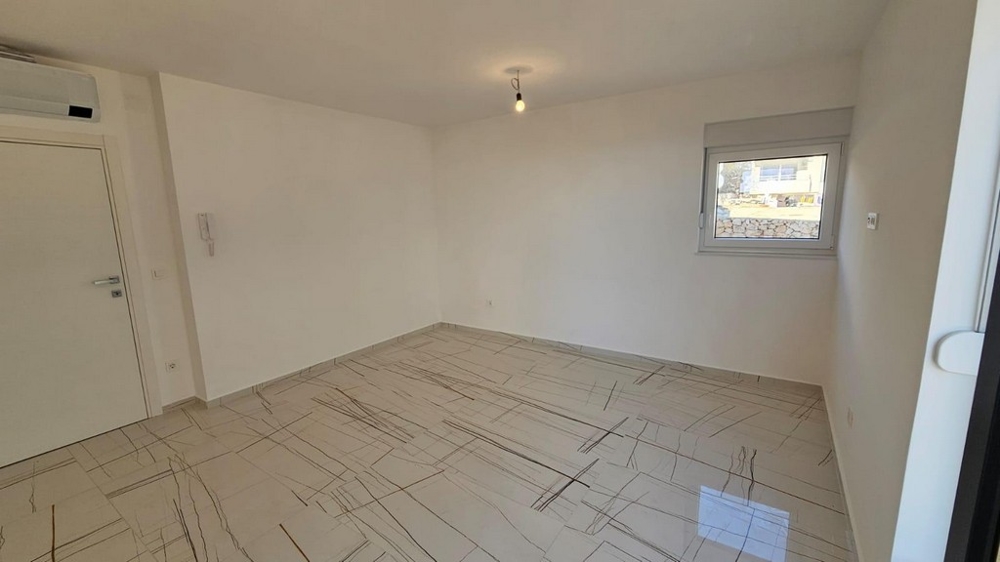 Prostorná ložnice s oknem a klimatizací