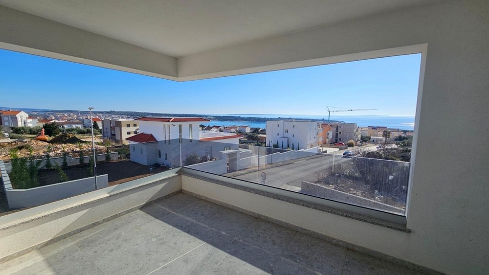 Prostorná a krytá terasa s výhledem na Novalju a moře.