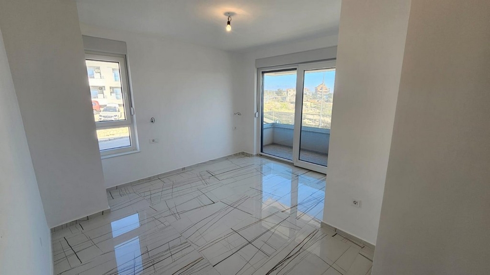 Ložnice se vstupem na balkon a velkými okny