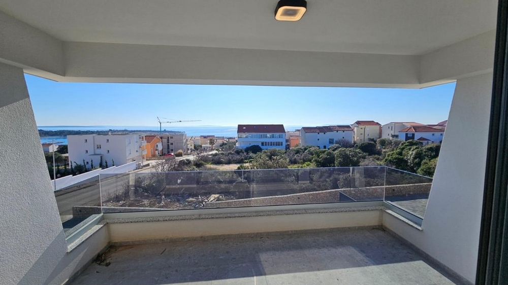 Krytá terasa s výhledem na moře nemovitosti A3585 v Chorvatsku.