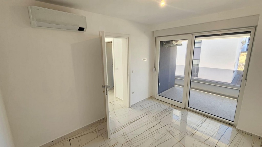 Ložnice s klimatizací a přístupem na balkon