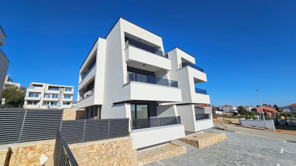 Byt v přízemí této moderní novostavby je na prodej.