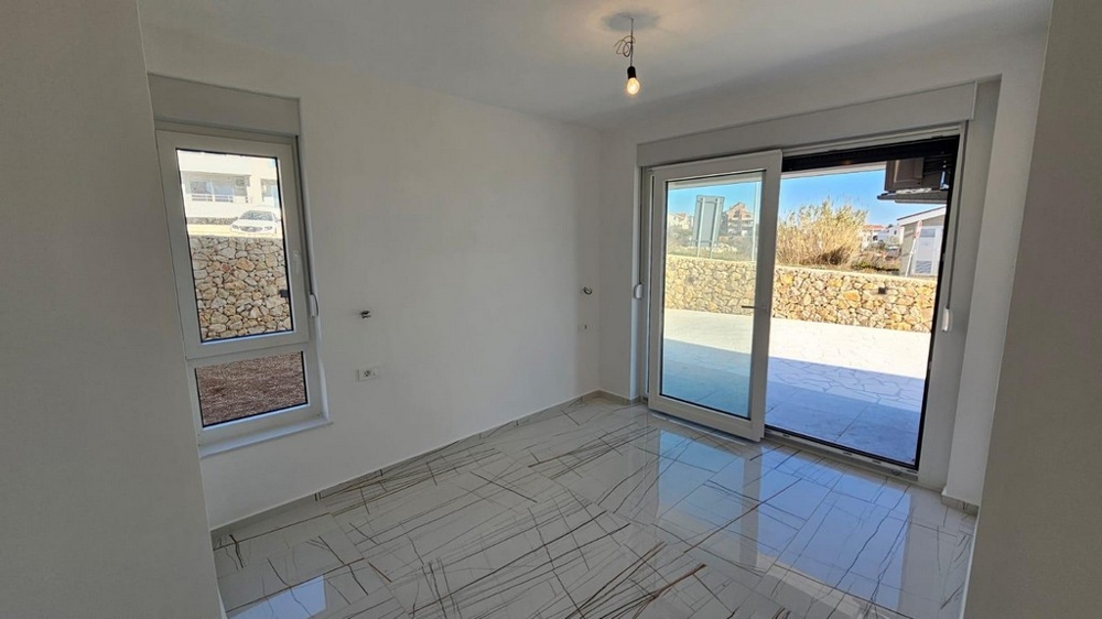 Ložnice má výhled ven.