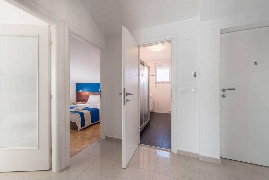 Předsíň se vstupem do ložnice a koupelny