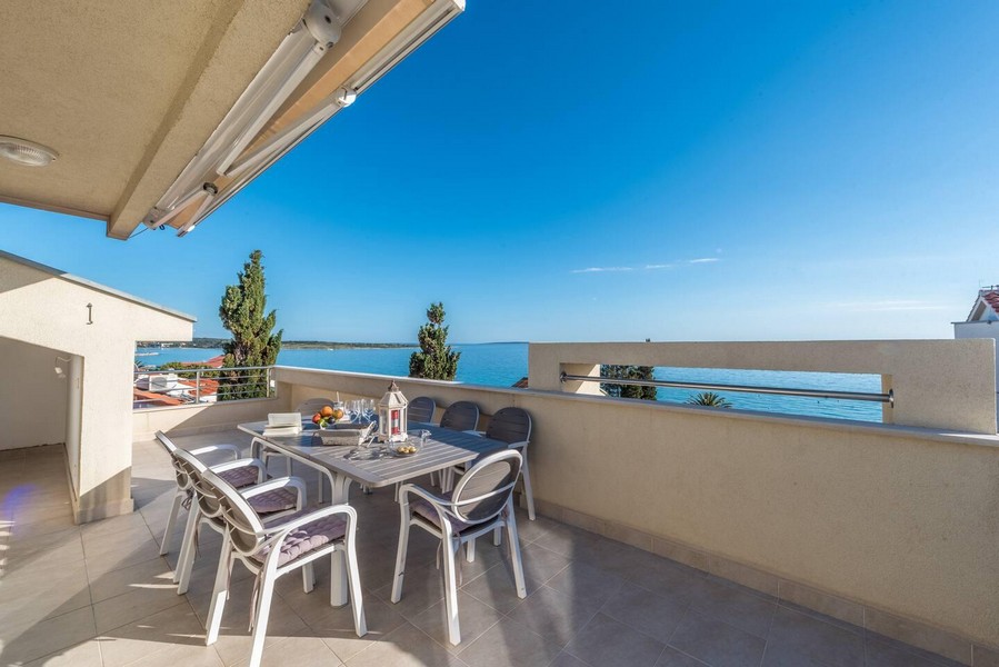 Výhled na moře ze střešní terasy apartmánu A3591 v Novalji, ostrov Pag.