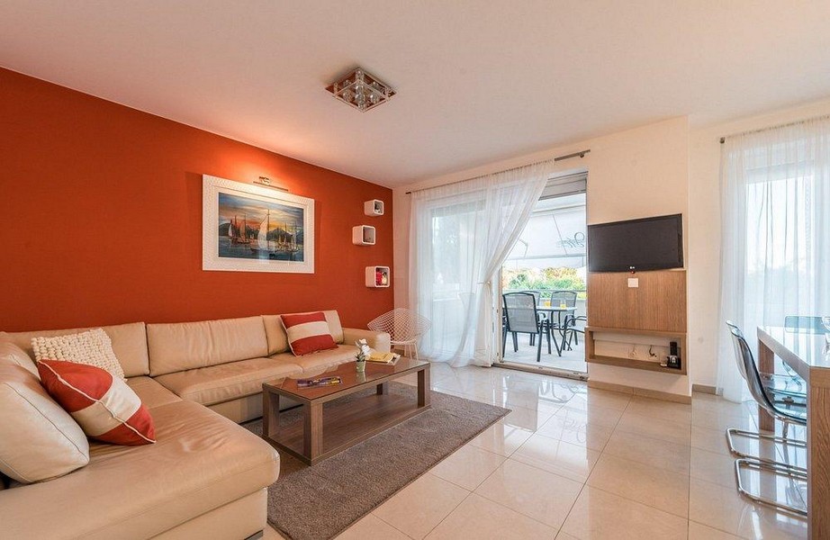 Světlý obývací pokoj se vstupem na terasu