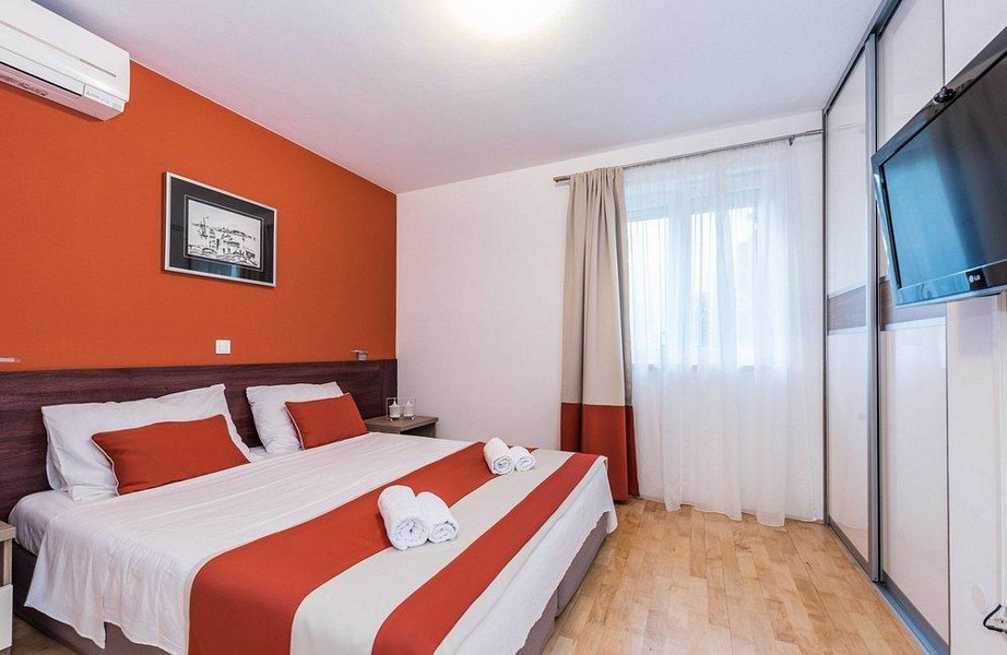 Ložnice s manželskou postelí a vestavěnou skříní