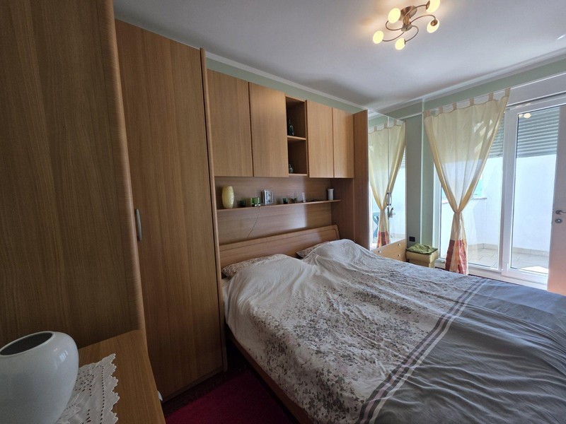 Hlavní ložnice s vestavěnou skříní a vstupem na balkon