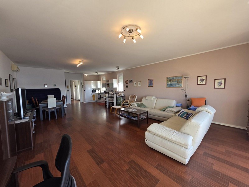 Prostorný obývací pokoj s jídelnou a moderním nábytkem