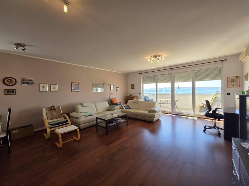 Obývací pokoj se vstupem na balkon a panoramatickým výhledem na moře