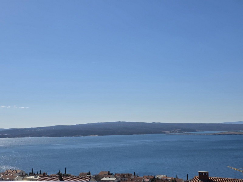 Panoramatický výhled na moře a pobřežní krajinu