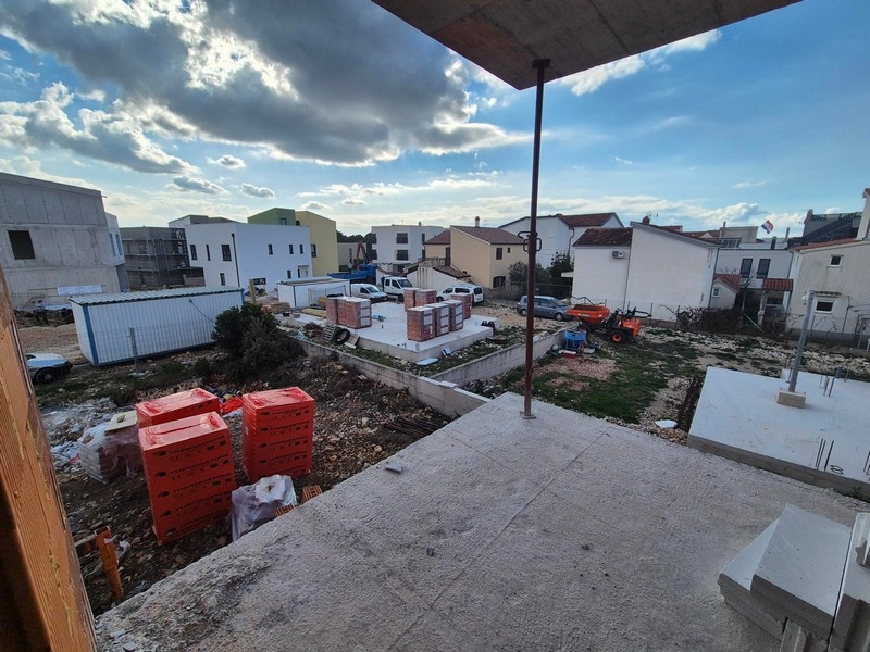 Výhled na moře z horního patra apartmánu.