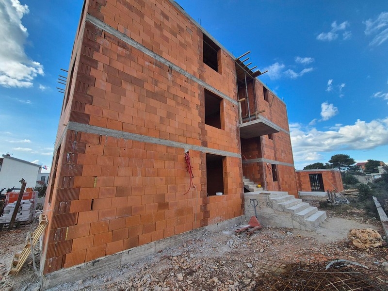 Zadní pohled na skořepinu se schodištěm a neomítnutými stěnami
