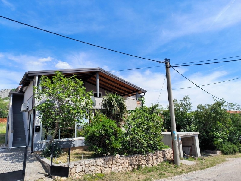 Apartmán A3600 v Karlobagu se nachází v horním patře této nemovitosti.