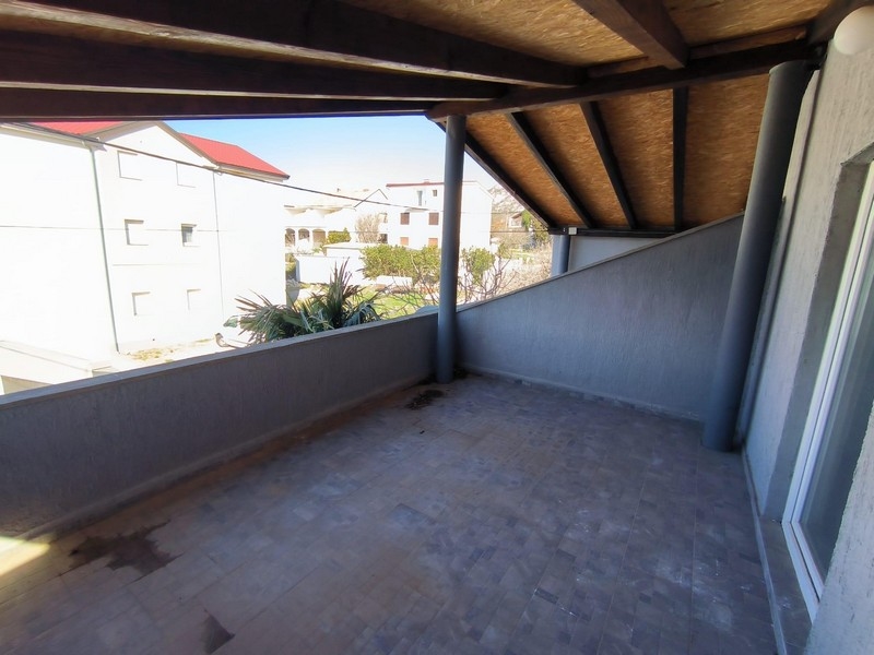 Krytá lodžie s výhledem do vilové čtvrti